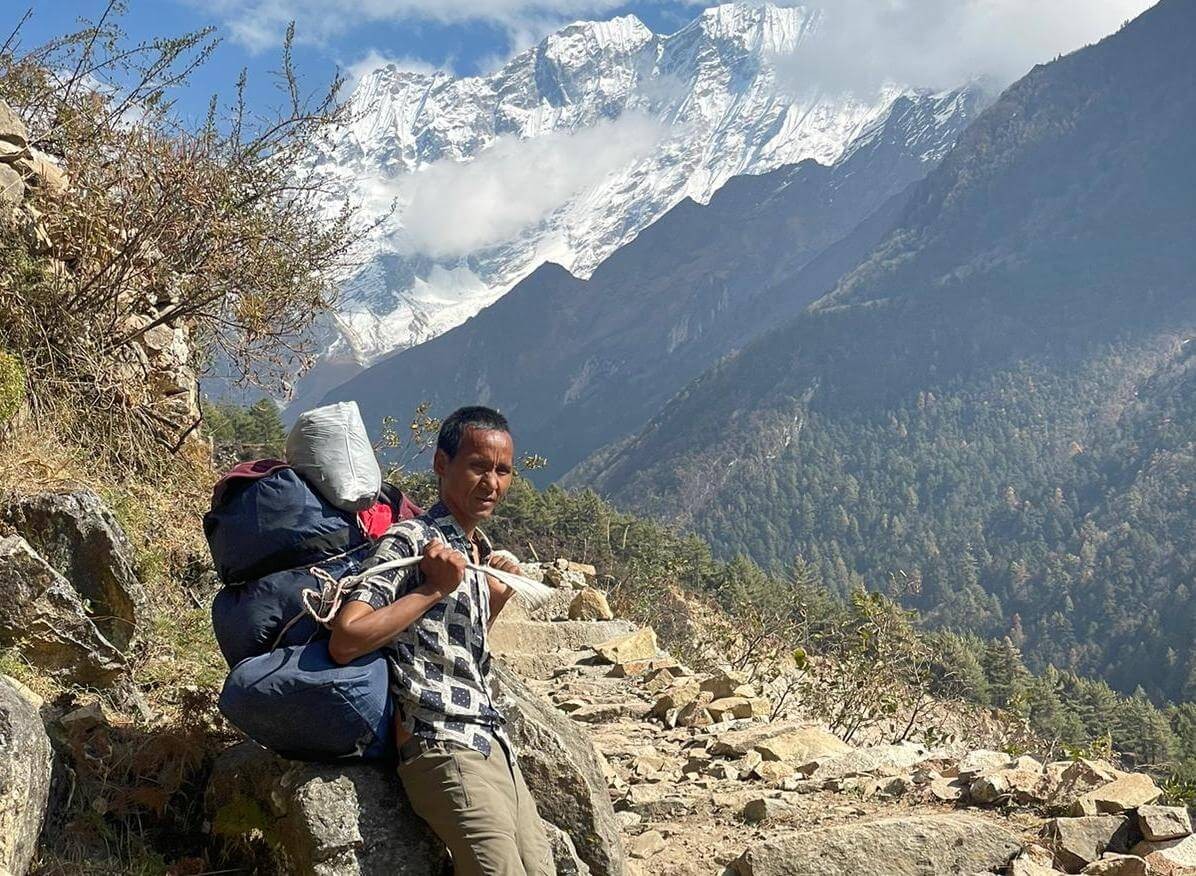 hire porter manaslu trek